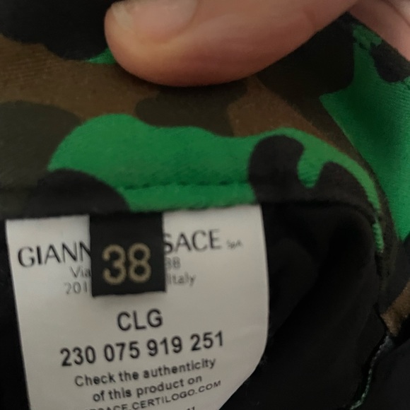 Versace high-waist tailored camouflage shorts! Euro size 38 but will fit U.S 4. - Picture 4 of 7